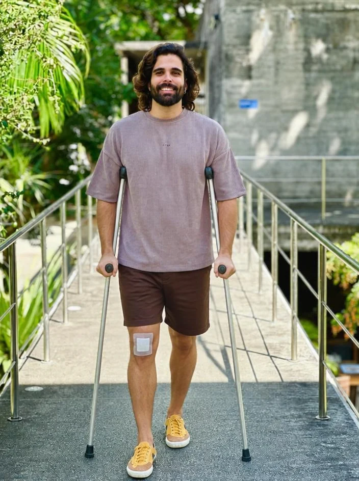 Lucas de muletas durante a recuperação de uma cirurgia no joelho