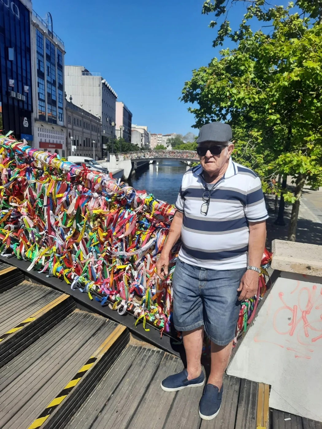 Avô de Lucas junto a uma ponte enfeitada com fitas coloridas